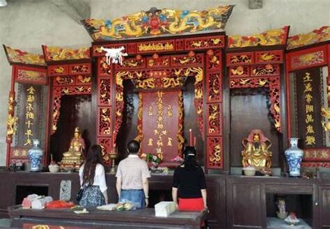 廟前窮 廟後富 廟左廟右出寡婦
